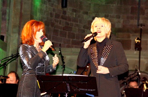 Sabine Petrich (links) und Ingrid Peters sangen das Lied Süßer die Glocken nie klingen gemeinsam.  Foto: Dyba Foto: Schwarzwälder-Bote