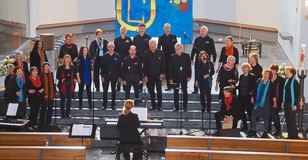 Der Laetitia Chor aus Neukirch unter  Leitung von Sabine Pander eröffnet das  Benefizkonzert in die Pfarrkirche St. Cyriak. Foto: Schwarzwälder Bote