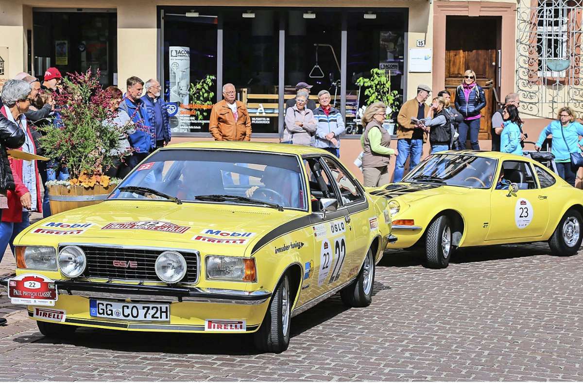 Die insgesamt 120 Oldtimer lockten viele Besucher nach Ettenheim, um am  Straßenrand die Auto-Klassiker zu begutachten. Foto: Decoux