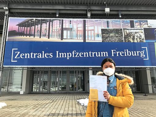 Schwester Tiara zeigt stolz ihre Impf-Formulare. Um die Corona-Impfung zu erhalten, nahm sie den Weg nach Freiburg in Kauf. Foto: Käfer