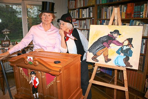 Renate Krüger (links) und Sieglinde Landoll werden den Mord am Salvest mit Moritat und Drehorgel sowie selbst gemalten Bildern aufleben lassen.  Foto: Schück Foto: Schwarzwälder-Bote