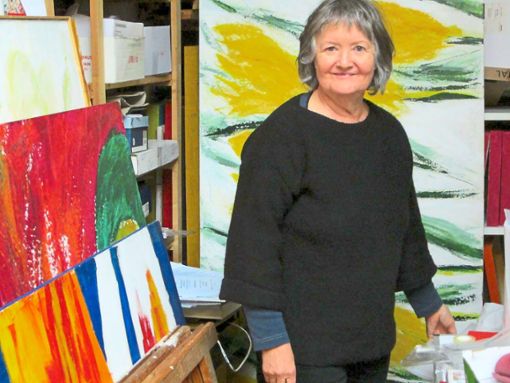 Claudia Reutter verkauft wegen des Umzugs ihres Ateliers einen Großteil  ihrer Gemälde.Foto: Viehweg Foto: Schwarzwälder Bote