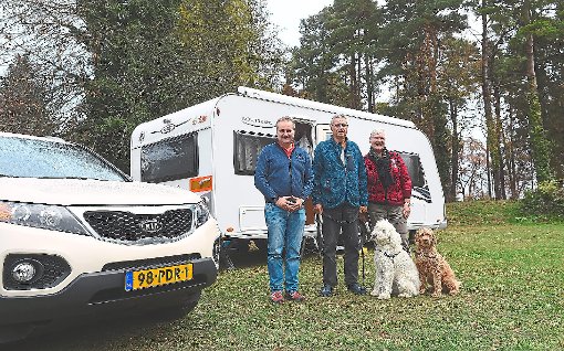 Inhaber Reinhold Kuch (links) hat seinen Freizeitpark Camping-Schüttehof so ausgestattet, dass sich seine Gäste – darunter  Carla Schotte und André Verhaart aus den Niederlanden – selbst im Winter in Horb pudelwohl fühlen können.  Foto: Hopp