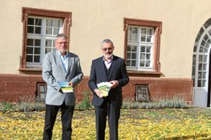 Pfarrer Matthias Gössling und Lothar Hölzle (von links)  stellen das neue Veranstaltungsprogramm des Klosters Kirchberg vor. Foto: Steinmetz Foto: Schwarzwälder Bote