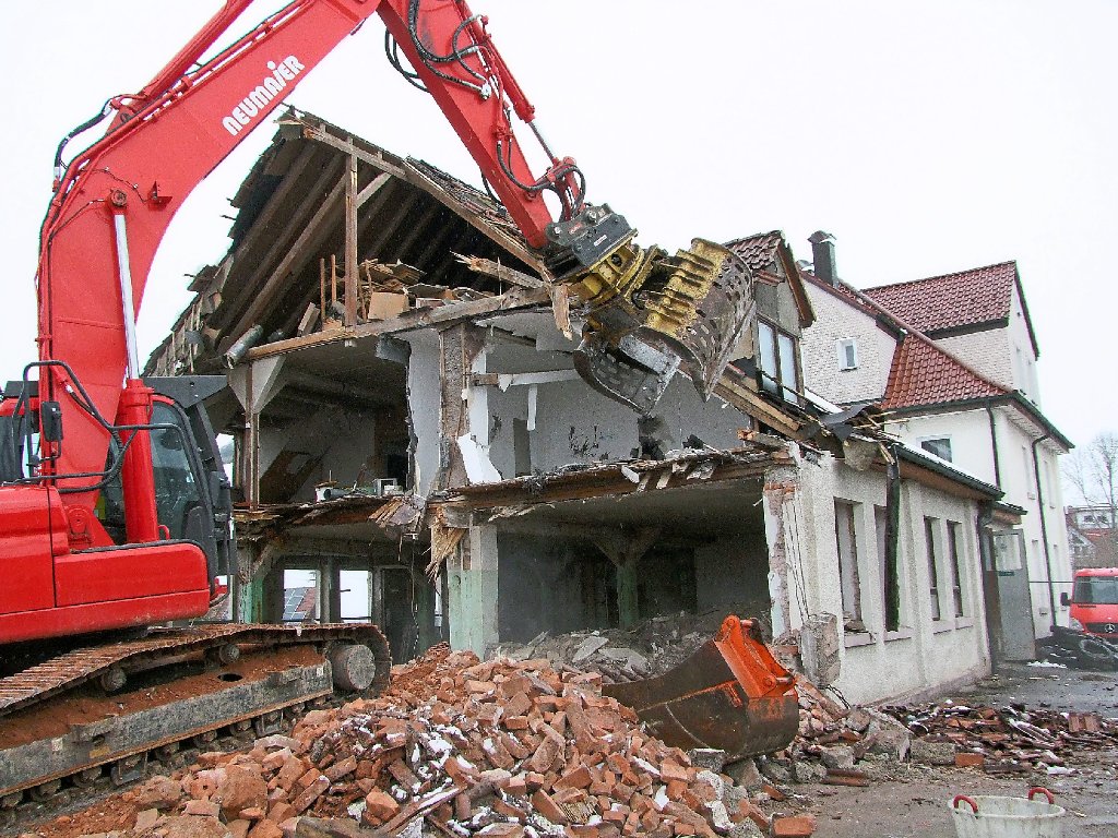Ein Abbruchunternehmen beseitigt die ehemaligen Fabrikgebäude auf dem Ginter-Areal. Foto: Reichert