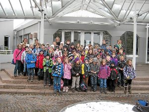 Die Grundschüler stellten sich beim Pforzheimer Stadttheater zum Gruppenbild.  Foto: Grundschule Foto: Schwarzwälder-Bote