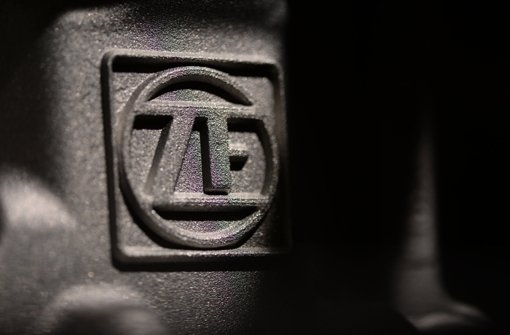 Logo auf dem Gehöuse eines Automatgetriebes Foto: dpa