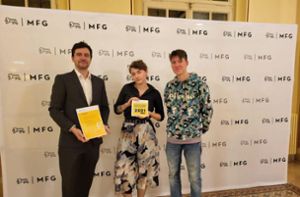 Der Kinopreis für das Jahresprogramm 2021 wurde Benedikt Sczuka, Nicole Zeiler und Magnus Heindl in Ludwigsburg überreicht. Foto: Sczuka