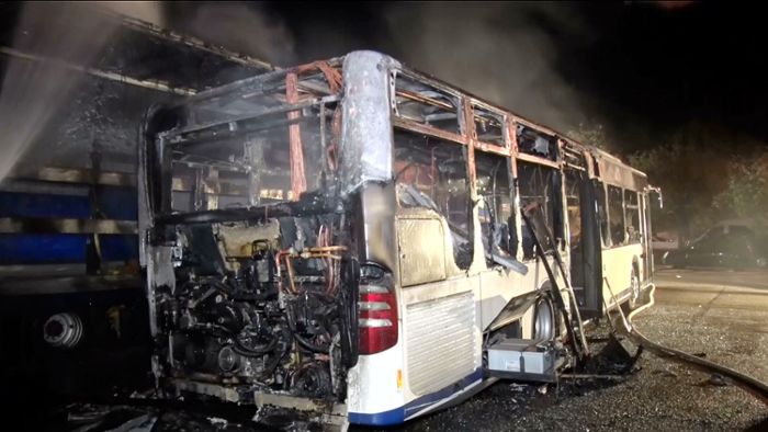 Lkw und Bus brennen direkt neben Feuerwehrhaus: Feuerteufel?