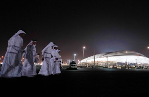 Katarische Fans kommen zur Eröffnung des Al-Dschanub Stadions (vorher Al-Wakrah Stadion). Foto: picture alliance/dpa/Sharil Babu