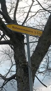 Netter Platz für ein Straßenschild. Gesehen auf einer Kreuzung auf der Hochebene zwischen Täbingen und Gößlingen.  Foto: Huber Foto: Schwarzwälder-Bote