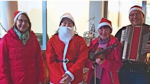 Santa Claus und seine Begleiter haben den Bewohnern des Rosenfelder Pflegewohnhauses eine Freude bereitet. Foto: /Billet-Barfuss