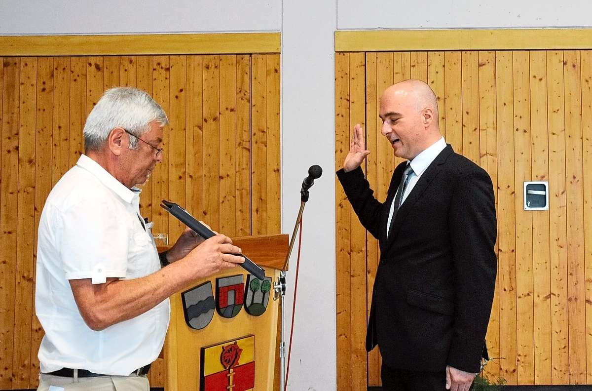 Es wird ernst: Am Dienstagabend hat Matthias Litterst (rechts) seinen  Amtseid abgelegt.
