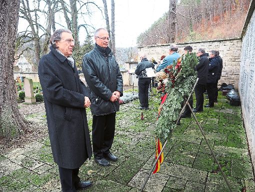 Pfarrer Georg Lokay (links) und Bürgermeister Gerd Hieber gedenken nach der Kranzniederlegung der Toten. Foto: Vögele Foto: Schwarzwälder-Bote