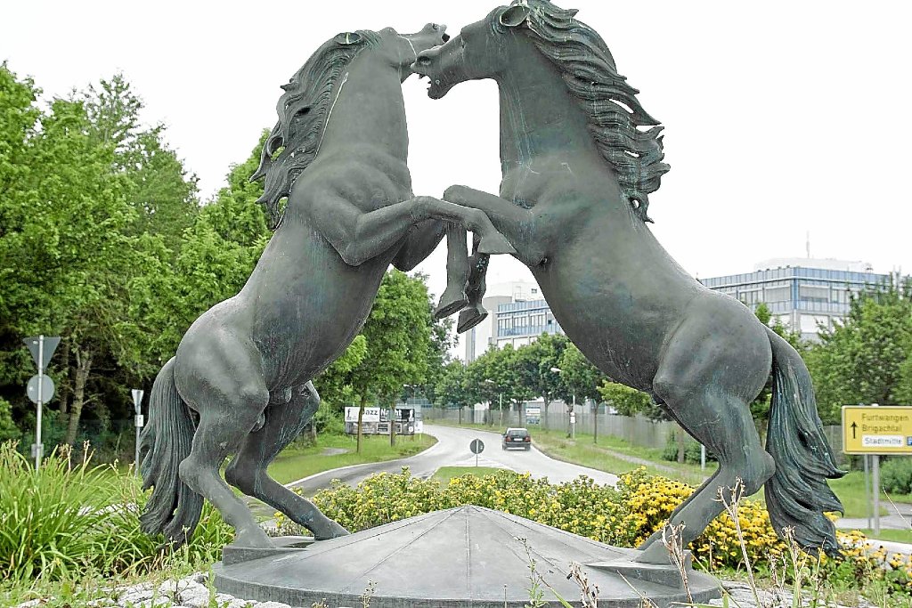Seit 20 Jahren ein vertrauter Anblick, doch mit dem Kreisel-Erlass als Sicherheitsrisiko eingestuft: Die beiden Pferde-Skulpturen im Kreisverkehr an der L 181.  Foto: Filipp