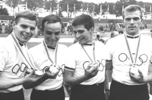 Karl Link (Zweiter von rechts) wird 1964 Olympiasieger mit dem Bahnrad-Vierer. Foto: privat/privat