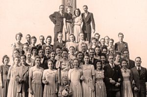 Die erste Kippenheimer Weinkönigin mit den vier Weinprinzessinnen und den Festbeteiligten im Jahr 1950. Foto: Gemeindearchiv Kippenheim