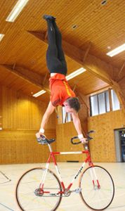 Mit dem Sattel-Lenker-Handstand hat Max Maute eine neue, hoch anspruchsvolle Übung in seinem Programm. Foto: Maute Foto: Schwarzwälder Bote