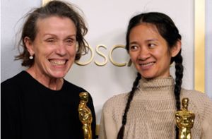 Strahlende Gewinnerinnen:  Frances McDormand (links) und die Regisseurin Chloé Zhao mit ihren Oscars Foto: AFP/Chris Pizello