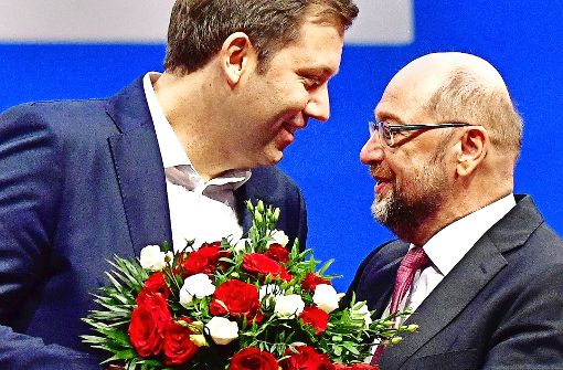 Der Parteichef und sein General: Martin Schulz (rechts) beglückwünscht Lars Klingbeil zur Wahl. Foto: AFP