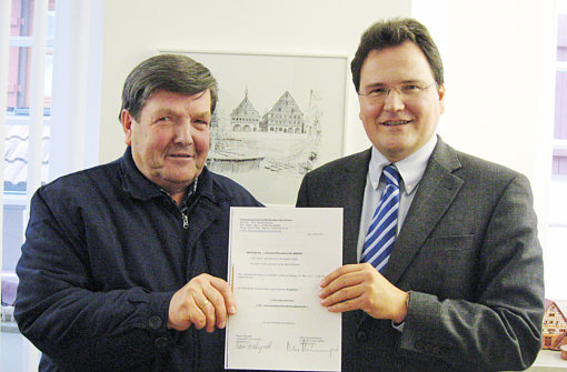 Peter Prokupek (links) übergibt die gesammelten Unterschriften Bürgermeister Dieter Flik. Foto: Privat
