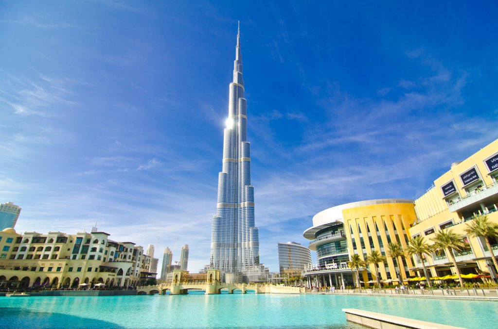 Das weltweit größte Gebäude steht in Dubai: Der Wolkenkratzer Burj Khalifa ist 828 Meter hoch. Im Jahre 2010 wurde er eingeweiht.