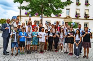 Die erste Schulklasse hält die Flyer zum neuen Sommerferienprogramm in Händen. Foto: Thomas Fritsch