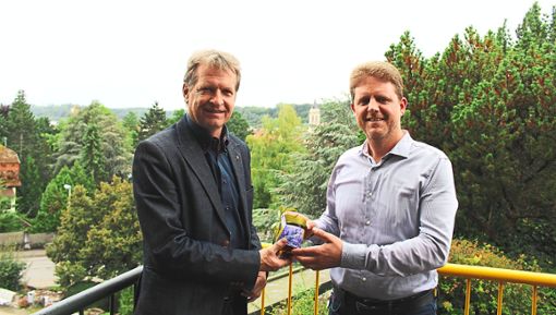 Landrat Günther-Martin Pauli begrüßt Klimaschutzmanager Hartwig Alber (rechts). Foto: Heinz