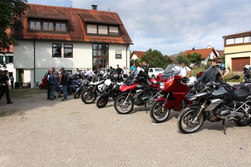 Die Motorräder sind vor dem Gottesdienst beim Gemeindehaus abgestellt worden. Foto: Fahrland Foto: Schwarzwälder Bote