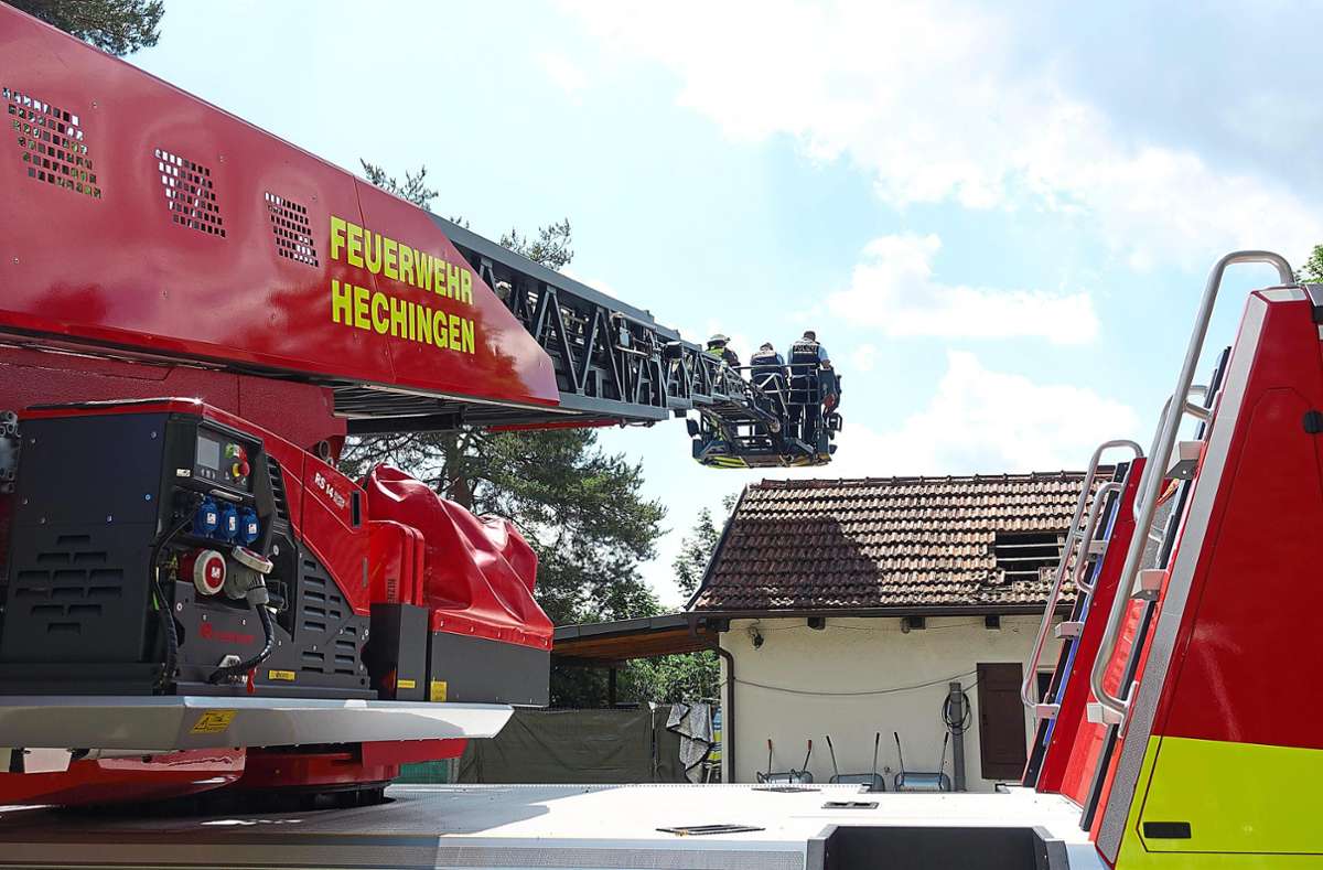 Auch die Drehleiter der Hechinger Feuerwehr war beim Brandeinsatz im Heim des Hechinger Hundevereins im Einsatz. Foto: Stopper