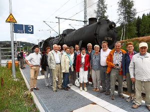 Die Ausflügler vor der historischen Dampflok. Foto: Schmid Foto: Schwarzwälder-Bote