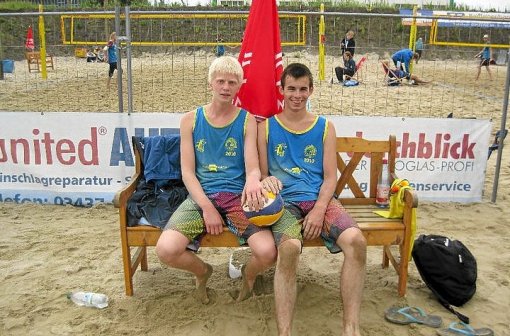 Fühlen sich im Sand wohl: Julian Kaiser (links)  und Christoph Schächtle.  Foto: Kaiser Foto: Schwarzwälder-Bote