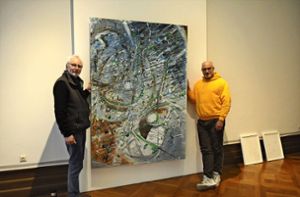 Organisator Rémy Trevisan von Podium Kunst (links) hängt mit Boris Ferreira dessen Bild auf. Foto: Rahmann