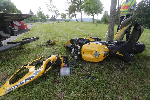 Am Donnerstagmorgen ist auf der B 500 kurz vor Neukirch ein Motorradfahrer ums Leben gekommen.  Foto: Eich