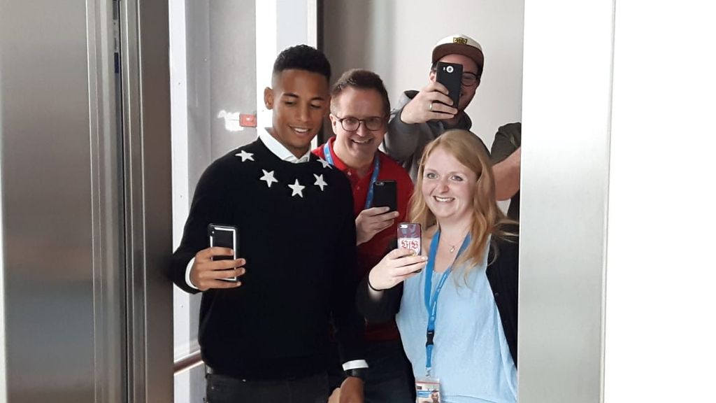Auch im Aufzug des Thyssen Testturms machten die Gewinner natürlich ein Selfie mit Dennis Aogo.