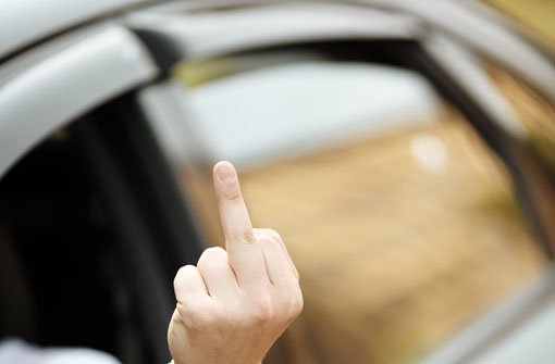 In Esslingen wird ein drängelnder Autofahrer handgreiflich: Er schlägt seinen Kontrahenten ins Gesicht, der wehrt sich mit Pfefferspray (Symbolbild). Foto: Shutterstock/Kuzma