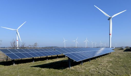 Erstmals hat der Anteil erneuerbarer Energien an der eingespeisten Strommenge in Deutschland den aus konventionellen Energieträgern wie Kohle und Atomkraft übertroffen. Foto: dpa