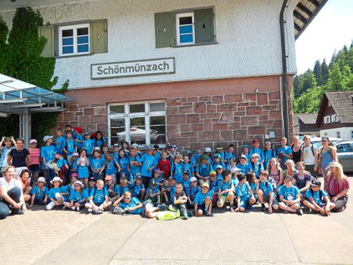 Alle vier Klassen der Grundschule Besenfeld machten sich von Schönmünzach aus auf den Weg nach Karlsruhe.  Fotos: Schule Foto: Schwarzwälder Bote