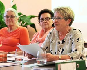 Monika Wehrstein (rechts) berichtete bei der Mitgliederversammlung über die Arbeit der Nagolder Hospizgruppe. Foto: Priestersbach Foto: Schwarzwälder Bote