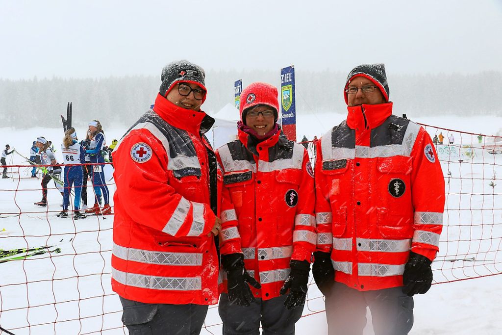 Sicherheitshalber bei jedem Wetter   vor Ort, auch wenn man nicht gebraucht wird: Die Mitglieder des Deutschen Roten Kreuzes.