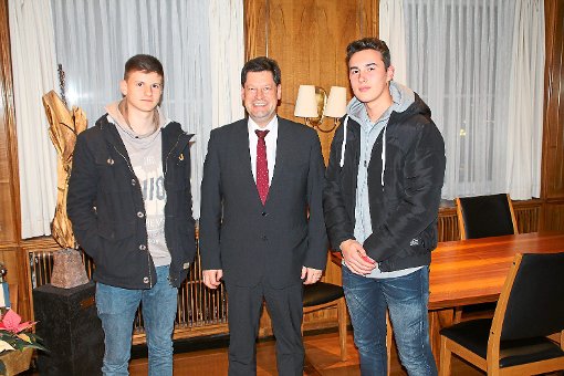 Oberbürgermeister Julian Osswald dankte den beiden couragierten Schülern Hannes Krause (links) und Christoph Schmidt.  Foto: Stadtverwaltung