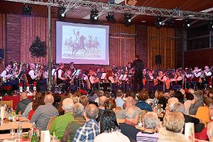 Das Hochmössinger Hauptorchester liefert mit Liedern wie der Leichten Kavallerie packende Musik.  Fotos: Wagner Foto: Schwarzwälder-Bote