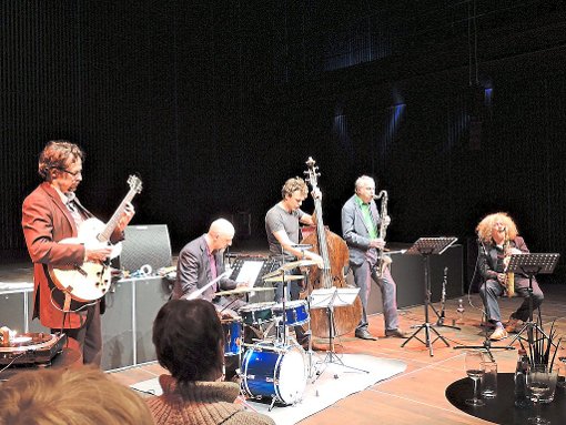 Kontrabass-Ikone Sebastian Gramss sorgt mit seinem Quintett Underkarl für einen gelungenen Abend. Foto: Rademacher Foto: Schwarzwälder-Bote