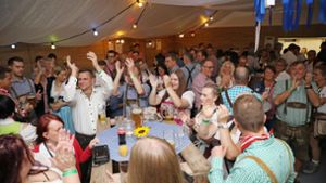 Besucher feiern in Cresbach in Dirndl und Lederhosen