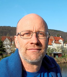 Politikwissenschaftler Steffen Andreae aus Schramberg spricht bei der Allmende Stetten über den Lebenstraum der Kommune.  Foto: Allmende Foto: Schwarzwälder-Bote