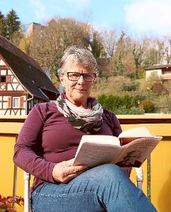 Neben ihren sportlichen Hobbys erfreut sich Brigitte Meintel des Öfteren auch an einem guten Buch. Foto: Wagner Foto: Schwarzwälder-Bote