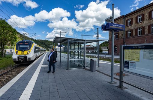 SPD-Kreisvorsitzender Mirko Witkowski –  hier am Bahnhof in Sulz –  fordert eine Aufwertung der Gäubahn. Foto: SPD Kreisverband