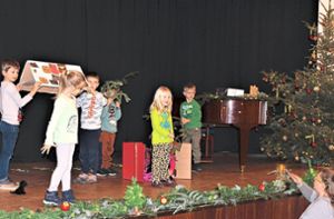 Hänsel und Gretel führten die Kindergartenkinder auf der Bühne auf. Foto: Gegenheimer