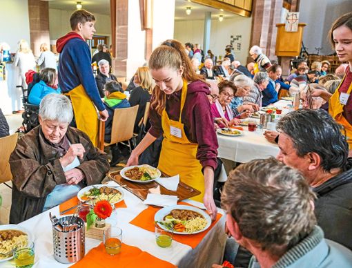 Fleißige Helfer servieren am Sonntag das Essen in der Vesperkirche. Fotos: Fritsch (3) Foto: Schwarzwälder Bote