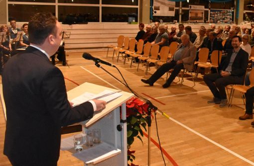 Dunningens Bürgermeister Peter Schumacher hält beim Bürgertreff Rückschau auf das Jahr 2022 und kritisiert das Land in der Flüchtlingskrise. Foto: Weisser
